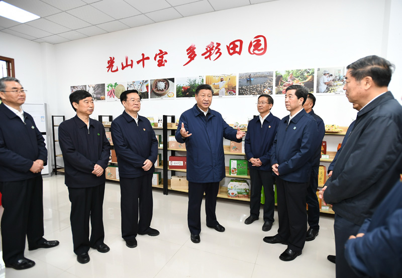 9月16日至18日，中共中央總書(shū)記、國(guó)家主席、中央軍委主席習(xí)近平在河南考察。這是17日上午，習(xí)近平在信陽(yáng)市光山縣文殊鄉(xiāng)東岳村文化接待中心，了解光山縣脫貧工作和中辦在光山縣扶貧工作情況。新華社記者 謝環(huán)馳 攝