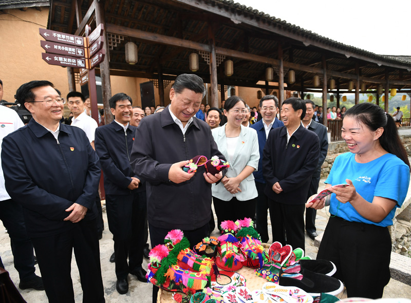 　　9月16日至18日，中共中央總書(shū)記、國(guó)家主席、中央軍委主席習(xí)近平在河南考察。這是16日下午，習(xí)近平在信陽(yáng)市新縣田鋪鄉(xiāng)田鋪大塆考察調(diào)研。 新華社記者 謝環(huán)馳 攝