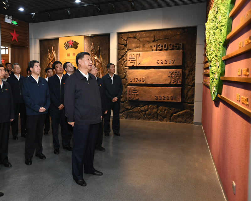 9月16日至18日，中共中央總書(shū)記、國(guó)家主席、中央軍委主席習(xí)近平在河南考察。這是16日下午，習(xí)近平來(lái)到位于信陽(yáng)市新縣的鄂豫皖蘇區(qū)首府烈士陵園，瞻仰革命烈士紀(jì)念堂。 新華社記者 謝環(huán)馳 攝