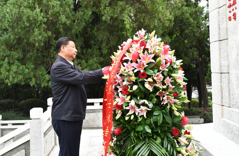 　　9月16日至18日，中共中央總書(shū)記、國(guó)家主席、中央軍委主席習(xí)近平在河南考察。這是16日下午，習(xí)近平來(lái)到位于信陽(yáng)市新縣的鄂豫皖蘇區(qū)首府烈士陵園，瞻仰革命烈士紀(jì)念碑，向革命先烈敬獻(xiàn)花籃。 新華社記者 謝環(huán)馳 攝