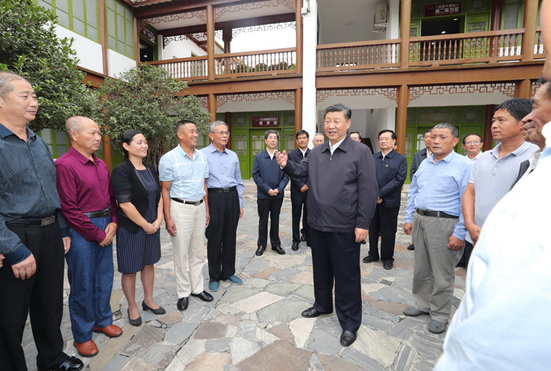 　　9月16日至18日，中共中央總書(shū)記、國(guó)家主席、中央軍委主席習(xí)近平在河南考察。這是16日下午，習(xí)近平在位于信陽(yáng)市新縣的鄂豫皖蘇區(qū)首府革命博物館，同當(dāng)?shù)丶t軍后代、革命烈士家屬代表親切交談。 新華社記者 鞠鵬 攝