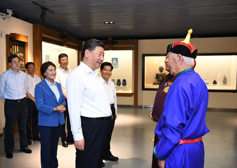 7月15日至16日，中共中央總書(shū)記、國(guó)家主席、中央軍委主席習(xí)近平在內(nèi)蒙古考察并指導(dǎo)開(kāi)展“不忘初心、牢記使命”主題教育。這是15日上午，習(xí)近平在赤峰博物館同古典民族史詩(shī)《格薩（斯）爾》非物質(zhì)文化遺產(chǎn)傳承人親切交談。