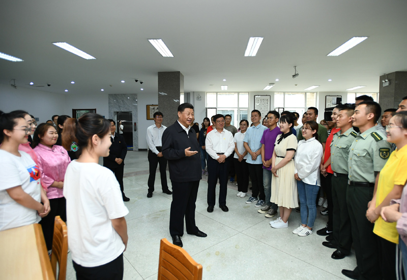 7月15日至16日，中共中央總書(shū)記、國(guó)家主席、中央軍委主席習(xí)近平在內(nèi)蒙古考察并指導(dǎo)開(kāi)展“不忘初心、牢記使命”主題教育。這是16日上午，習(xí)近平在內(nèi)蒙古大學(xué)圖書(shū)館同學(xué)生們親切交談，勉勵(lì)他們志存高遠(yuǎn)、腳踏實(shí)地、發(fā)奮圖強(qiáng)。
