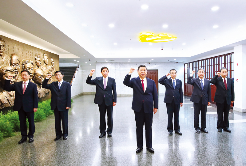 　2017年10月31日，中共中央總書記、國家主席、中央軍委主席習(xí)近平帶領(lǐng)中共中央政治局常委李克強(qiáng)、栗戰(zhàn)書、汪洋、王滬寧、趙樂際、韓正，瞻仰上海中共一大會址和浙江嘉興南湖紅船。這是31日上午，在上海中共一大會址紀(jì)念館，習(xí)近平帶領(lǐng)其他中共中央政治局常委同志一起重溫入黨誓詞。 新華社記者 蘭紅光/攝