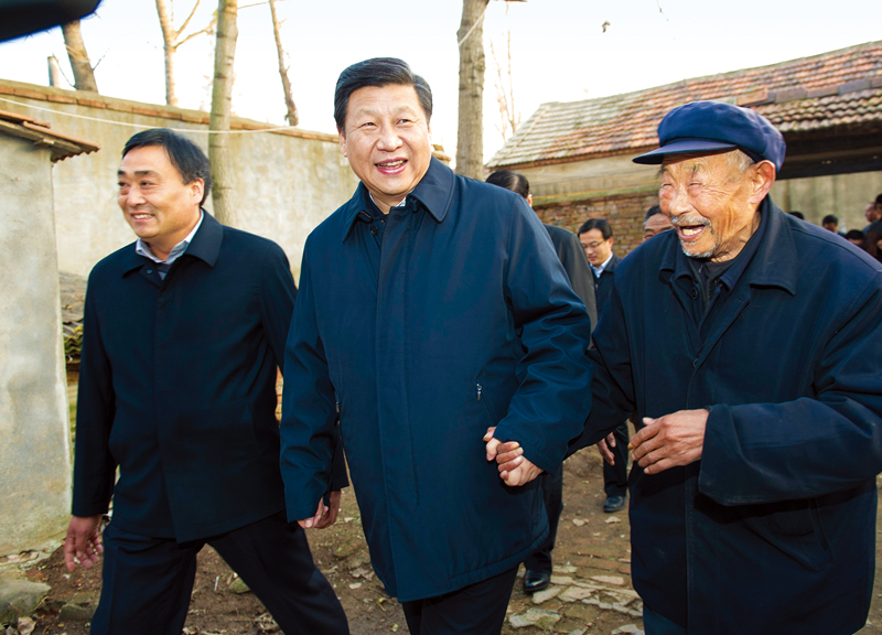 　2013年11月24日至28日，中共中央總書記、國家主席、中央軍委主席習(xí)近平在山東考察。 這是25日下午，習(xí)近平在地處沂蒙老區(qū)的臨沭縣曹莊鎮(zhèn)朱村親切地拉著83歲的“老支前”王克昌的手去他家看望。 新華社記者 謝環(huán)馳/攝