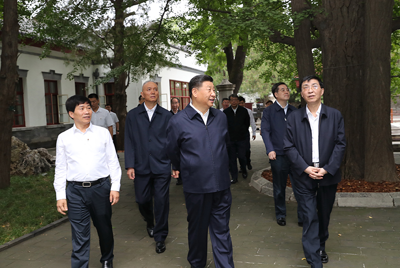 9月12日，中共中央總書記、國(guó)家主席、中央軍委主席習(xí)近平視察中共中央北京香山革命紀(jì)念地。這是習(xí)近平瞻仰雙清別墅。