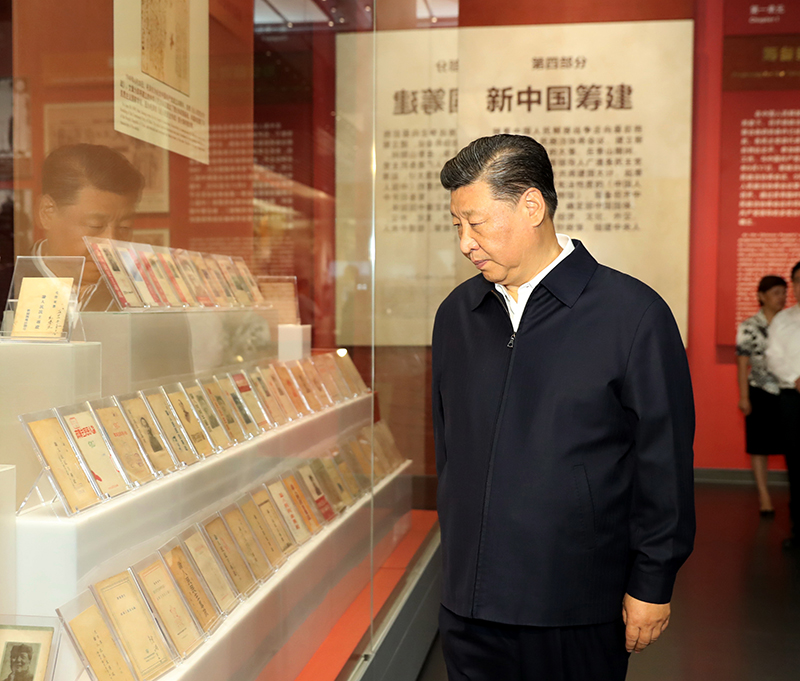 9月12日，中共中央總書記、國(guó)家主席、中央軍委主席習(xí)近平視察中共中央北京香山革命紀(jì)念地。這是習(xí)近平在香山革命紀(jì)念館參觀《為新中國(guó)奠基》主題展覽。