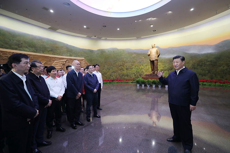 9月12日，中共中央總書記、國(guó)家主席、中央軍委主席習(xí)近平視察中共中央北京香山革命紀(jì)念地。這是習(xí)近平在香山革命紀(jì)念館參觀《為新中國(guó)奠基》主題展覽，并發(fā)表重要講話。