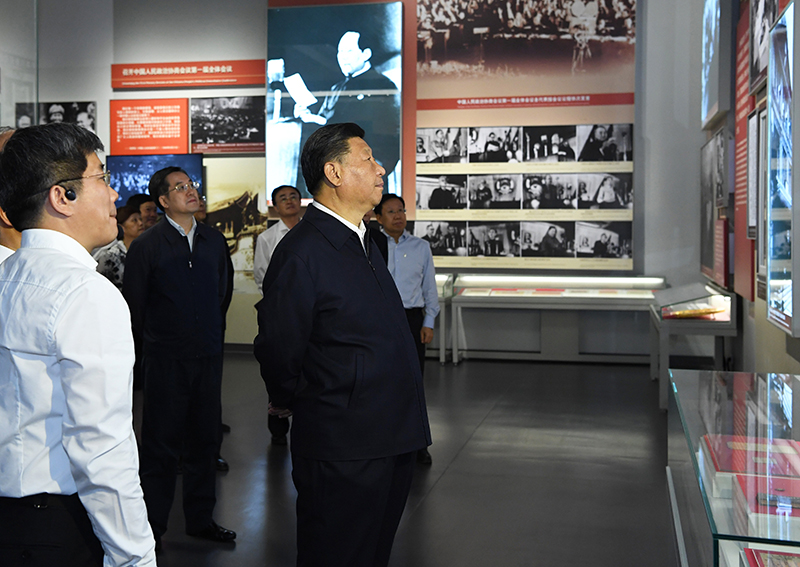 9月12日，中共中央總書記、國(guó)家主席、中央軍委主席習(xí)近平視察中共中央北京香山革命紀(jì)念地。這是習(xí)近平在香山革命紀(jì)念館參觀《為新中國(guó)奠基》主題展覽。