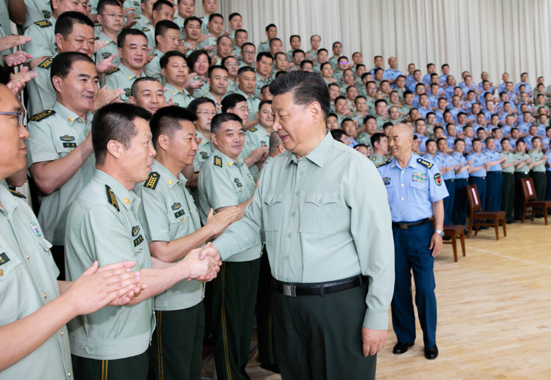 8月22日，中共中央總書記、國家主席、中央軍委主席習近平到空軍某基地視察。這是習近平親切接見駐甘肅部隊副師職以上領(lǐng)導干部和團級單位主官。