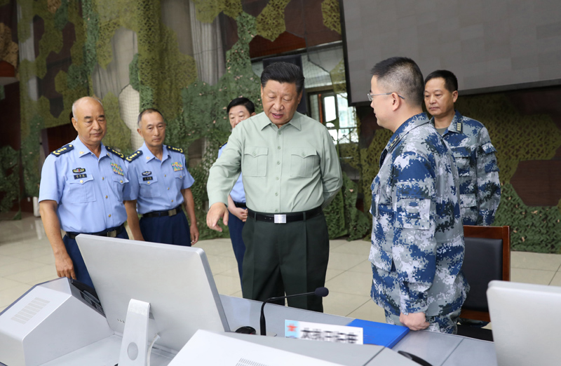 8月22日，中共中央總書記、國家主席、中央軍委主席習近平到空軍某基地視察。這是習近平察看基地作戰(zhàn)指揮中心，了解戰(zhàn)備值班和訓練情況。