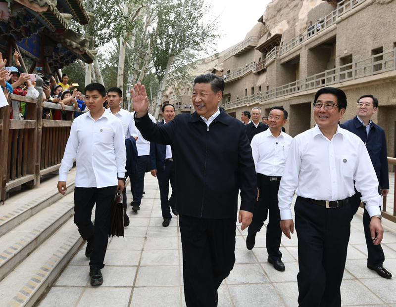 8月19日至22日，中共中央總書記、國家主席、中央軍委主席習近平在甘肅考察。這是19日下午，習近平在敦煌莫高窟考察調研時，向正在參觀的游客親切招手致意。