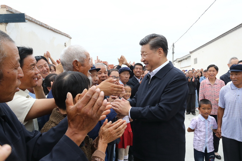 8月19日至22日，中共中央總書記、國家主席、中央軍委主席習近平在甘肅考察。這是21日上午，習近平在武威市古浪縣黃花灘生態(tài)移民區(qū)富民新村同村民親切交談。