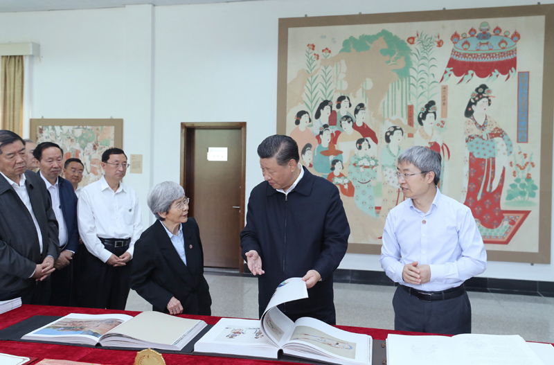 8月19日至22日，中共中央總書記、國家主席、中央軍委主席習近平在甘肅考察。這是19日下午，習近平在敦煌研究院察看珍藏文物和學術成果展示，了解文物保護和研究、弘揚優(yōu)秀歷史文化情況。