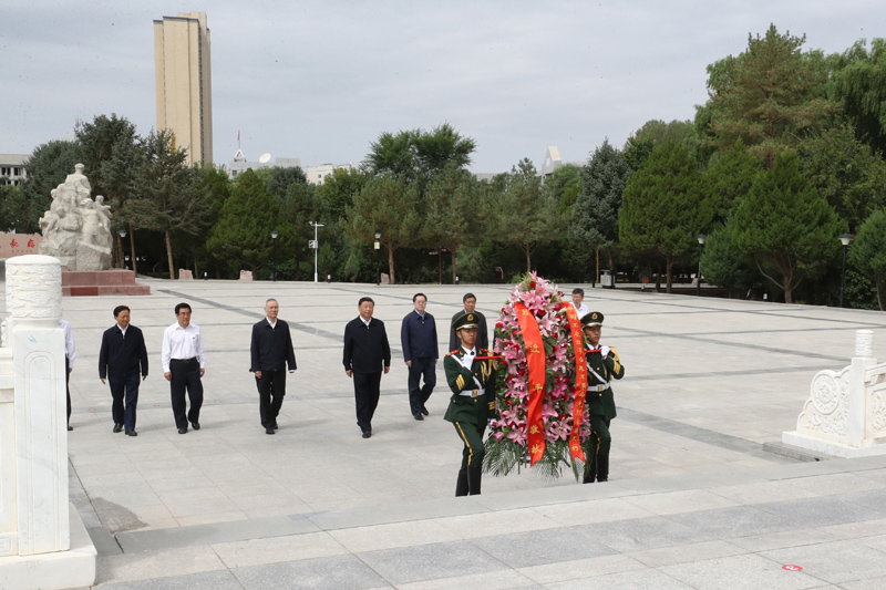 8月19日至22日，中共中央總書記、國家主席、中央軍委主席習近平在甘肅考察。這是20日上午，習近平來到張掖市高臺縣，瞻仰中國工農(nóng)紅軍西路軍紀念碑，向革命先烈敬獻花籃。