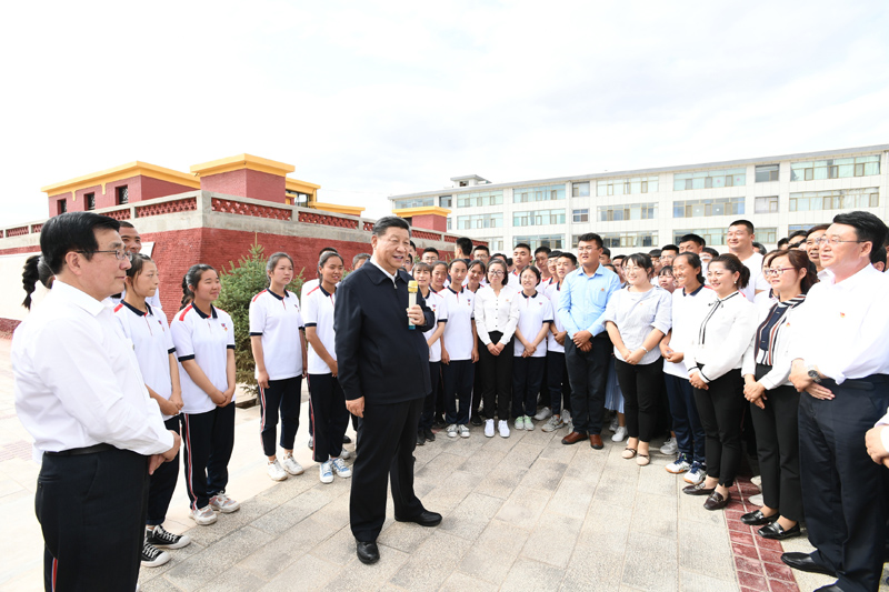 8月19日至22日，中共中央總書記、國家主席、中央軍委主席習近平在甘肅考察。這是20日下午，習近平在張掖市山丹培黎學校同師生親切交流。