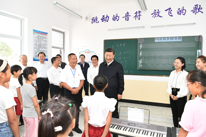 8月19日至22日，中共中央總書記、國家主席、中央軍委主席習近平在甘肅考察。這是21日上午，習近平在武威市古浪縣黃花灘生態(tài)移民區(qū)富民新村富民小學的音樂教室，認真觀看正在進行的音樂課教學。