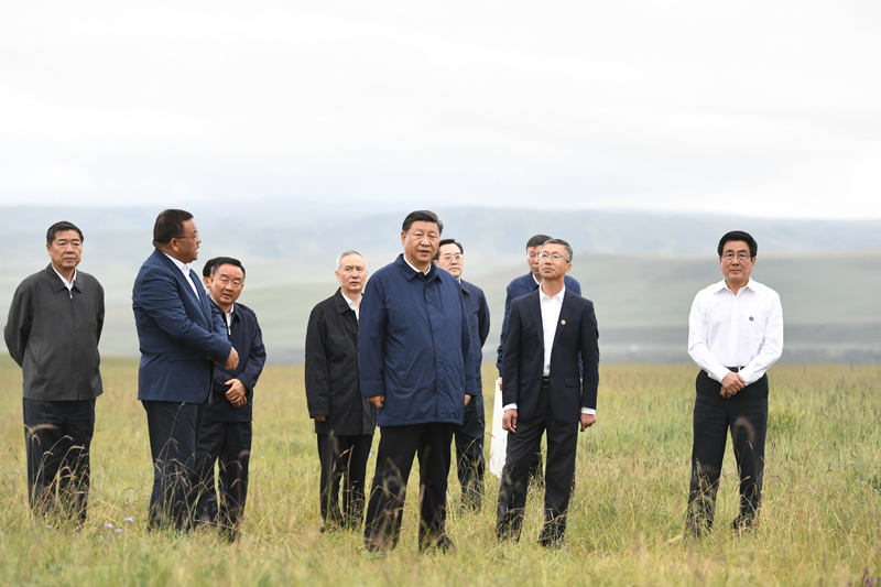8月19日至22日，中共中央總書記、國家主席、中央軍委主席習近平在甘肅考察。這是20日下午，習近平在中農(nóng)發(fā)山丹馬場有限責任公司一場考察，實地了解祁連山生態(tài)環(huán)境恢復和保護情況。