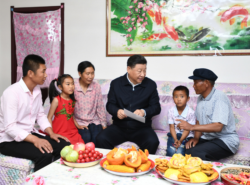 8月19日至22日，中共中央總書記、國家主席、中央軍委主席習近平在甘肅考察。這是21日上午，習近平在武威市古浪縣黃花灘生態(tài)移民區(qū)富民新村村民李應川家，同李應川一家拉家常。