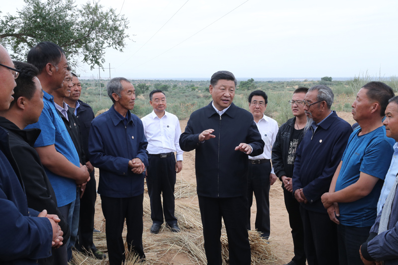 8月19日至22日，中共中央總書記、國家主席、中央軍委主席習近平在甘肅考察。這是21日上午，習近平在武威市古浪縣八步沙林場同“六老漢”代表及林場職工親切交談。