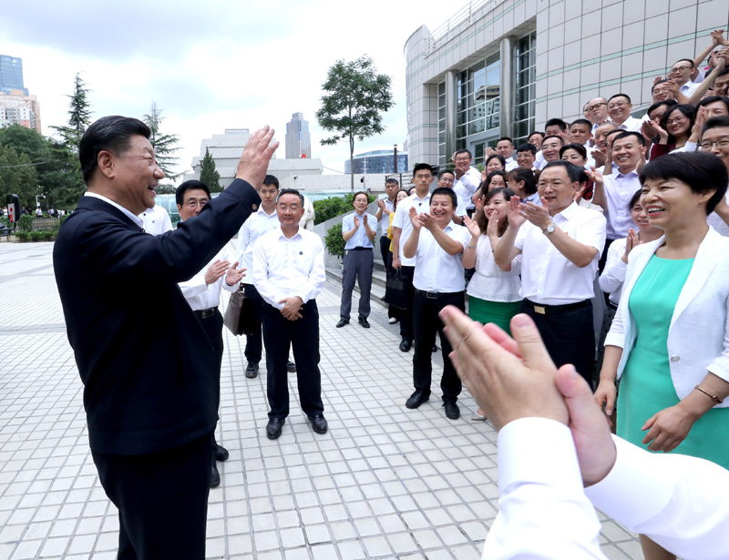 8月19日至22日，中共中央總書記、國家主席、中央軍委主席習近平在甘肅考察。這是21日下午，習近平在讀者出版集團有限公司同工作人員親切交談。
