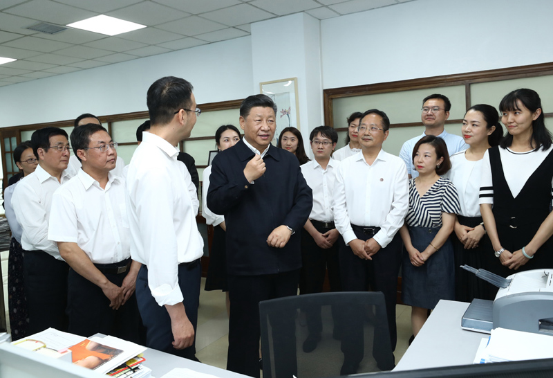 8月19日至22日，中共中央總書記、國家主席、中央軍委主席習近平在甘肅考察。這是21日下午，習近平在《讀者》編輯部同工作人員交流，勉勵他們?yōu)槿嗣裉峁└鄡?yōu)秀精神食糧。