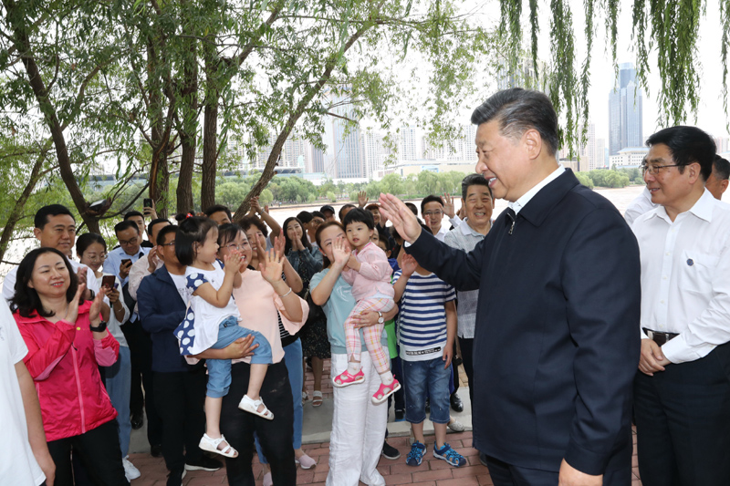 8月19日至22日，中共中央總書記、國家主席、中央軍委主席習近平在甘肅考察。這是21日下午，習近平在蘭州市黃河治理蘭鐵泵站項目點同正在休閑的群眾親切交談。