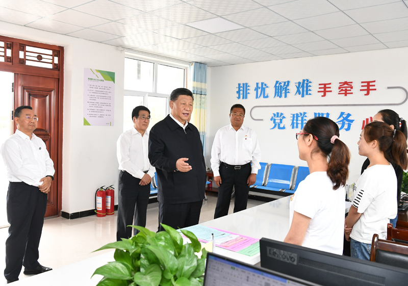 8月19日至22日，中共中央總書記、國家主席、中央軍委主席習近平在甘肅考察。這是21日上午，習近平在武威市古浪縣黃花灘生態(tài)移民區(qū)富民新村黨群服務中心考察。